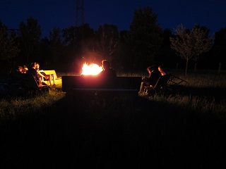 Foto vom Sitzen am Lagerfeuer